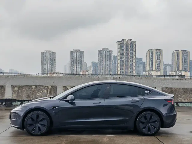 Tesla Model 3 — Фото автомобиля 4
