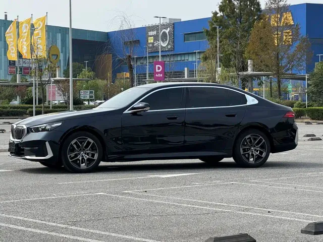 BMW 5 Series — Фото автомобиля 3