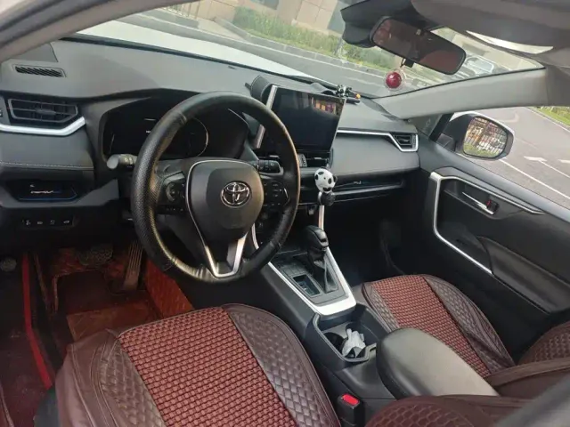 Toyota RAV4 — Фото автомобиля 12