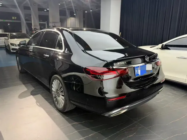 Mercedes-Benz E-Class — Фото автомобиля 3