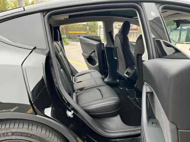 Tesla Model Y — Фото автомобиля 12