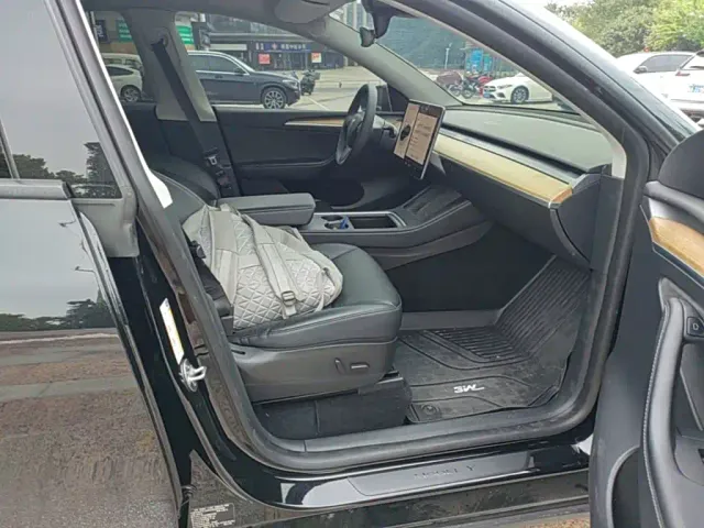 Tesla Model Y — Фото автомобиля 24