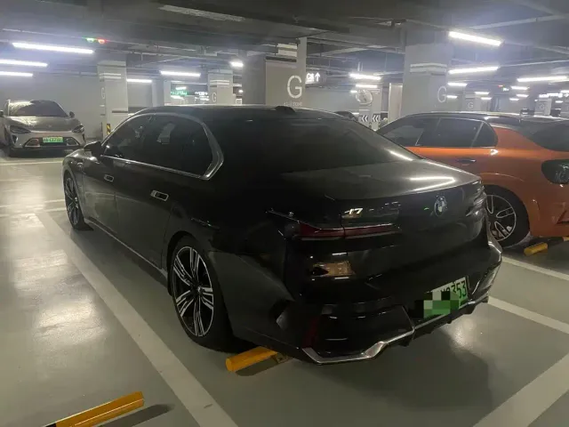 BMW i7 — Фото автомобиля 4
