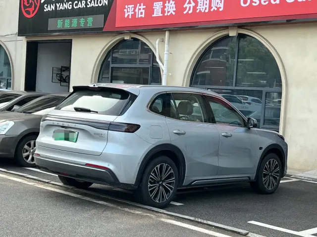 Geely Galaxy Starship 7 EM-i — Фото автомобиля 9