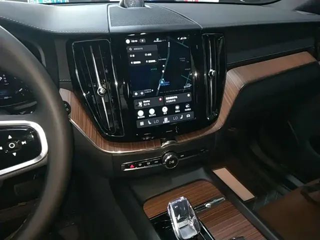 Volvo XC60 — Фото автомобиля 12