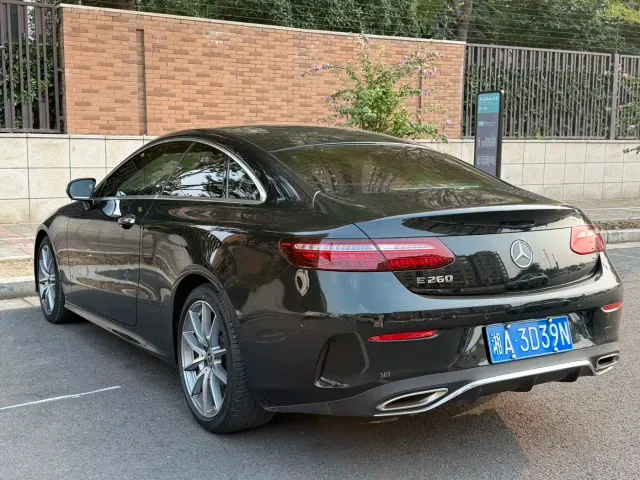 Mercedes-Benz E-Class — Фото автомобиля 4