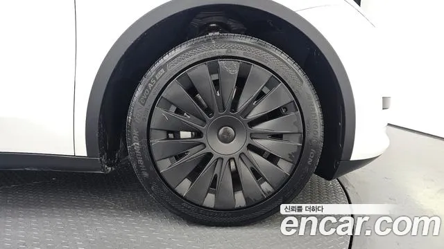 Tesla Model Y — Фото автомобиля 19