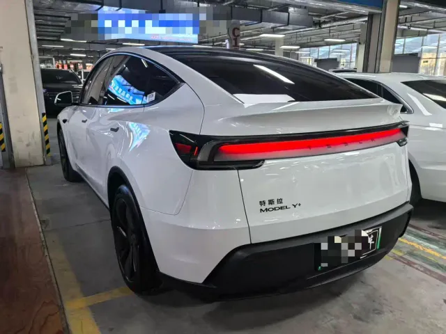 Tesla Model Y — Фото автомобиля 15