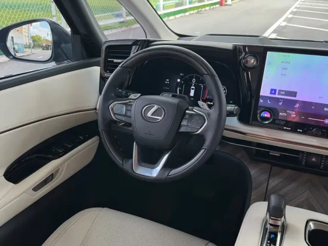 Lexus LM — Фото автомобиля 22