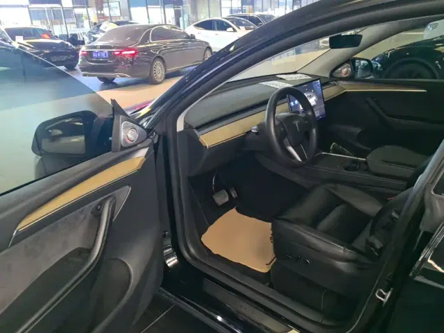 Tesla Model Y — Фото автомобиля 15