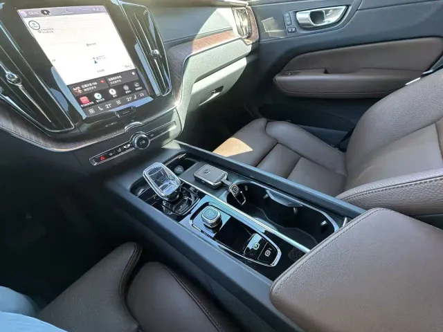 Volvo XC60 — Фото автомобиля 8