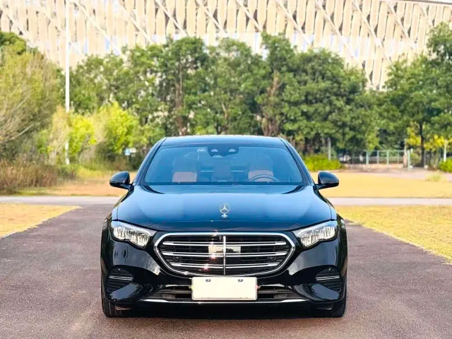 Mercedes-Benz E-Class — Фото автомобиля 2