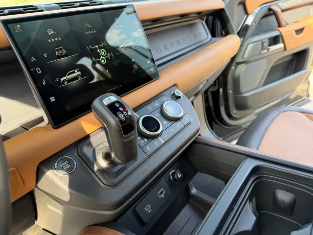 Land Rover Defender — Фото автомобиля 12
