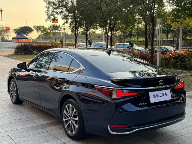 Lexus ES — Фото автомобиля 10