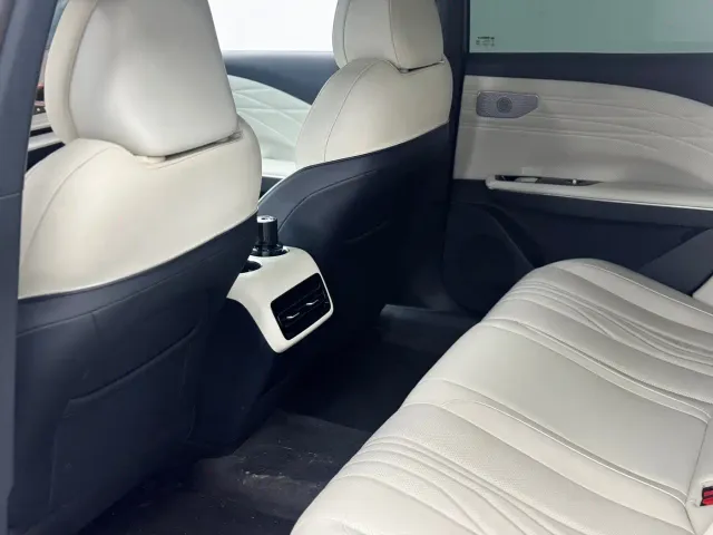 Geely Galaxy E8 — Фото автомобиля 6