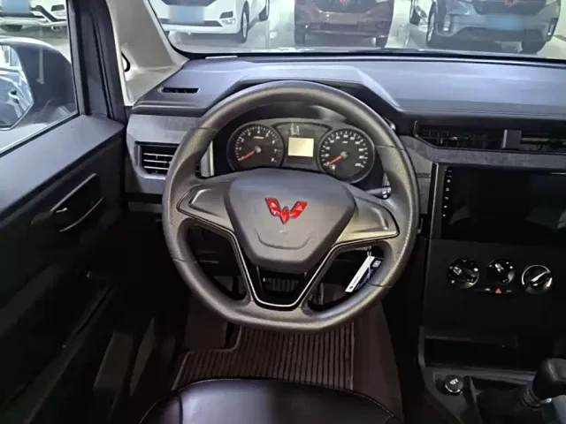 Wuling Hongguang Plus — Фото автомобиля 10
