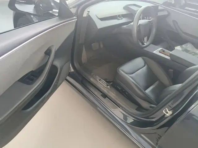 Tesla Model 3 — Фото автомобиля 15