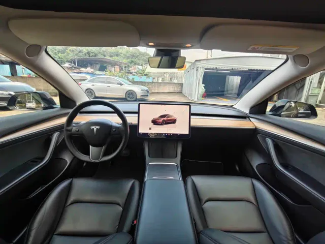 Tesla Model 3 — Фото автомобиля 9