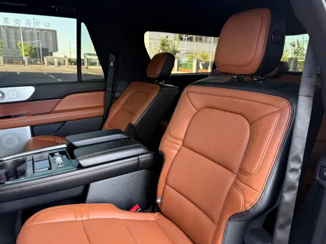 Lincoln Navigator — Фото автомобиля 19
