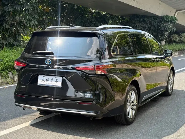 Toyota Sienna — Фото автомобиля 6