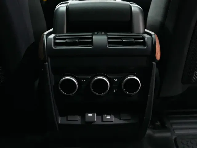 Land Rover Defender — Фото автомобиля 18