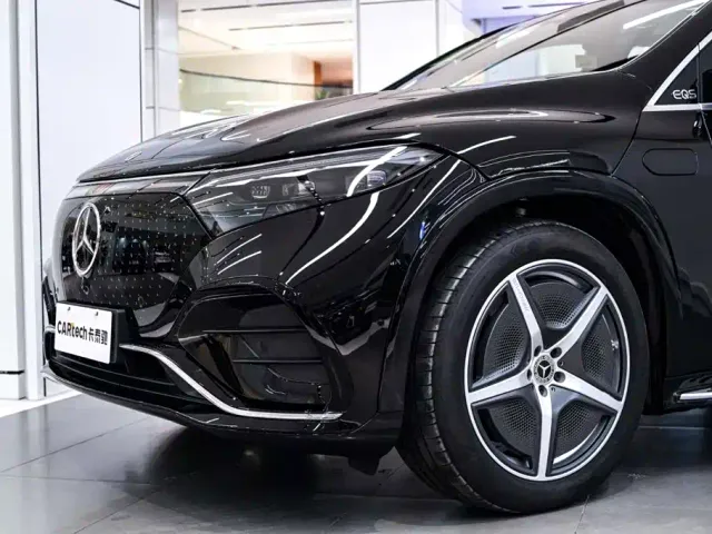 Mercedes-Benz EQS SUV — Фото автомобиля 3