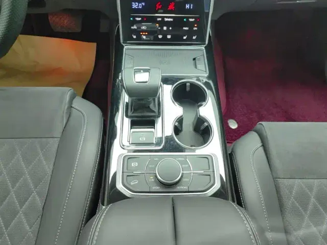Hongqi HS7 — Фото автомобиля 16