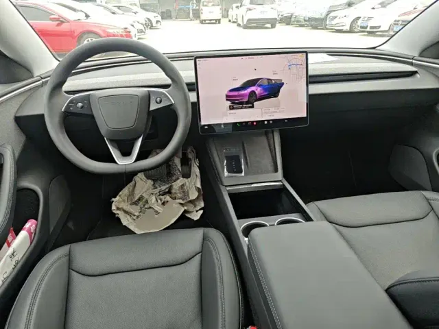 Tesla Model 3 — Фото автомобиля 9