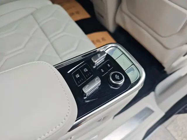 Volvo EM90 — Фото автомобиля 25