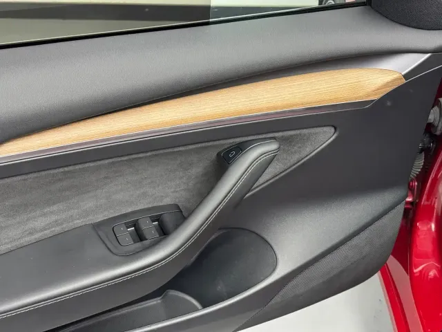 Tesla Model 3 — Фото автомобиля 9
