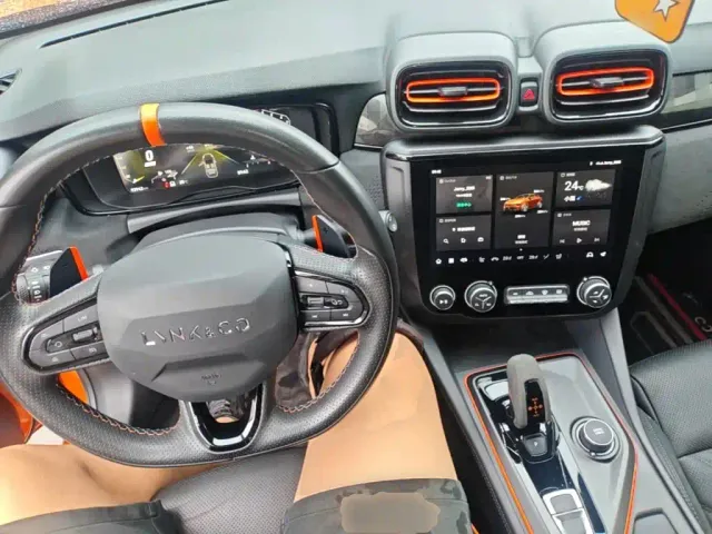 Lynk & Co 02 Hatchback — Фото автомобиля 5