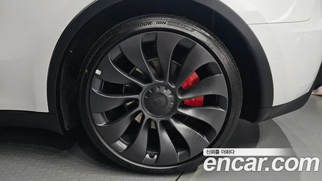 Tesla Model Y — Фото автомобиля 21