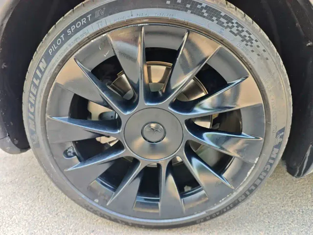 Tesla Model Y — Фото автомобиля 10