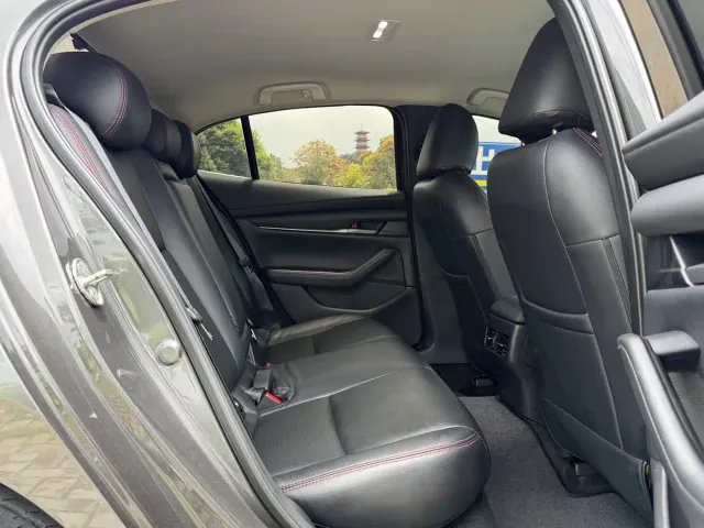 Mazda Axela — Фото автомобиля 19