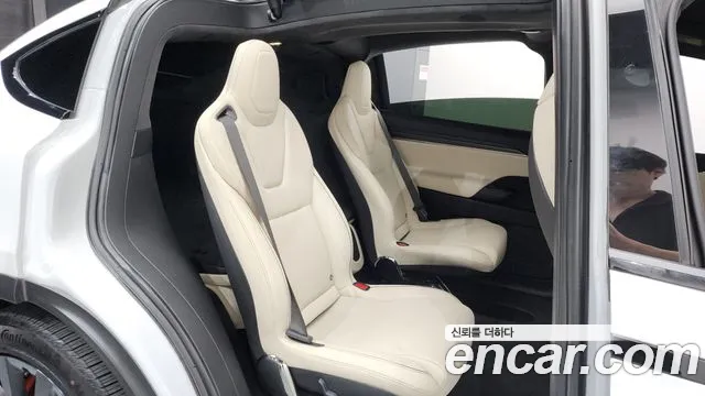 Tesla Model X — Фото автомобиля 11