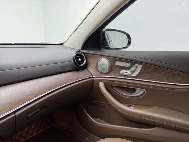 Mercedes-Benz E-Class — Фото автомобиля 12