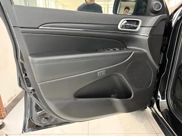 Jeep Grand Cherokee — Фото автомобиля 4