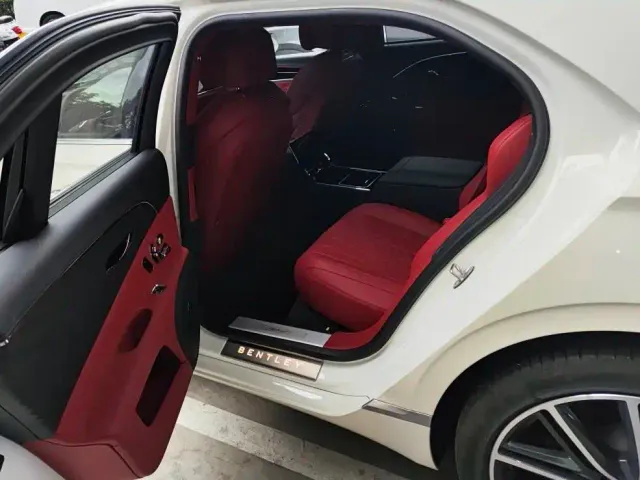 Bentley Flying Spur — Фото автомобиля 3
