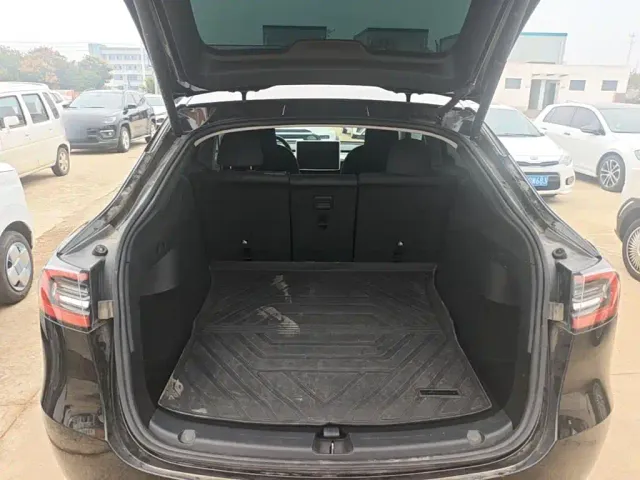 Tesla Model Y — Фото автомобиля 18