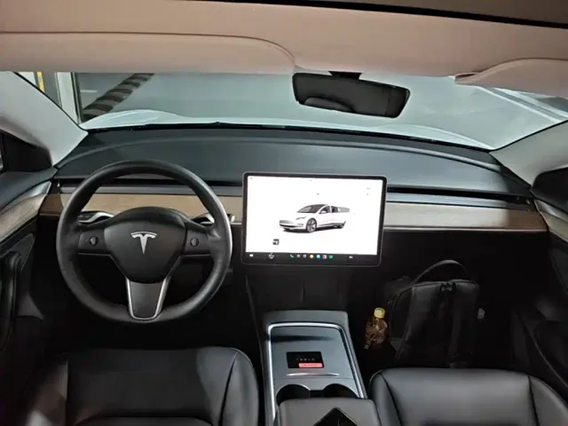 Tesla Model 3 — Фото автомобиля 9