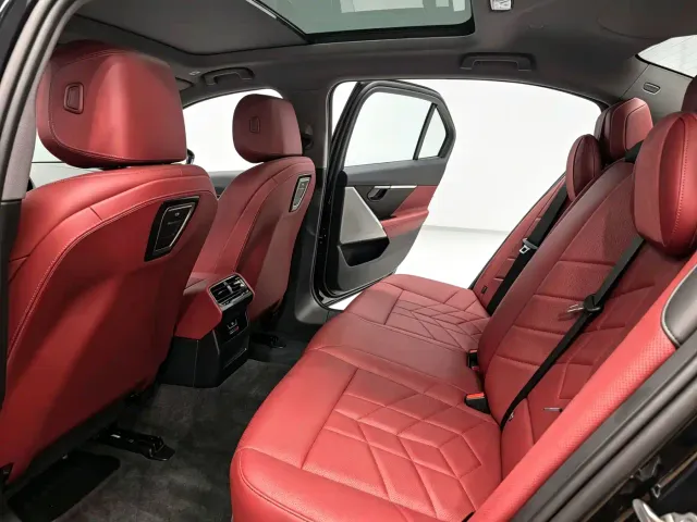 BMW i5 — Фото автомобиля 4