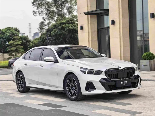 BMW 5 Series — Фото автомобиля 3
