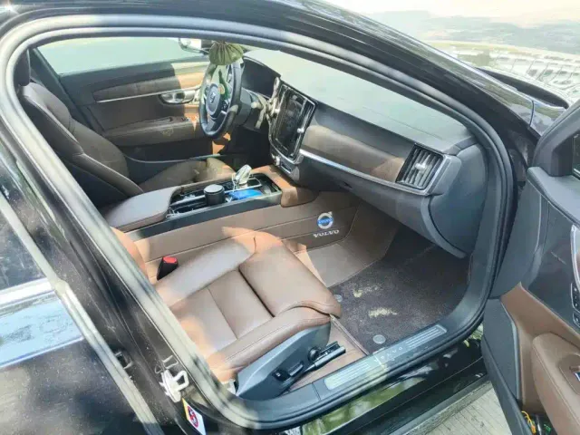 Volvo S90 — Фото автомобиля 10
