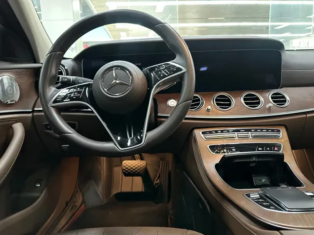 Mercedes-Benz E-Class — Фото автомобиля 7