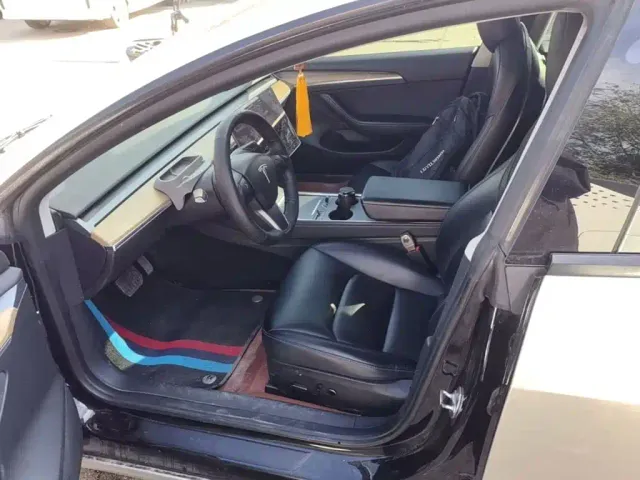 Tesla Model 3 — Фото автомобиля 14