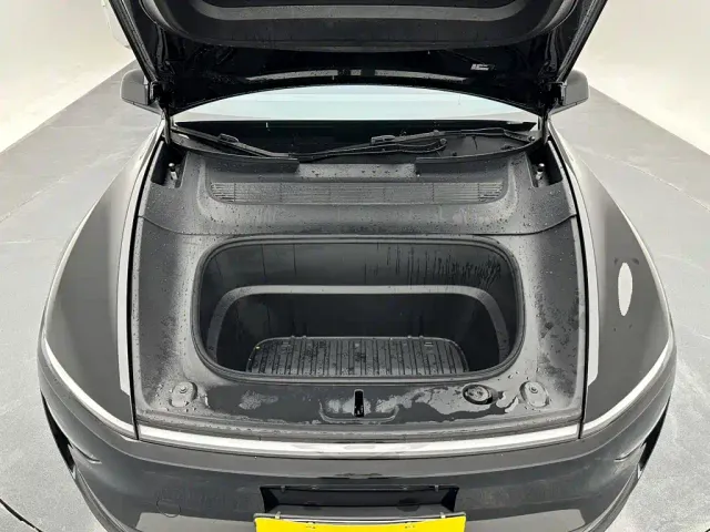 Tesla Model Y L — Фото автомобиля 22