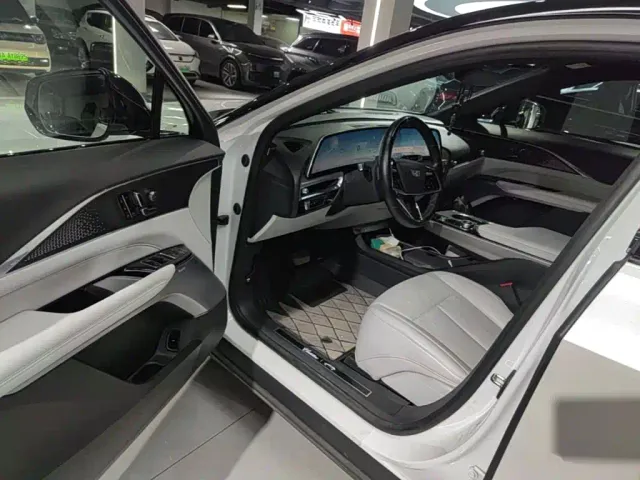 Cadillac Lyriq — Фото автомобиля 15