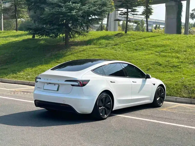 Tesla Model 3 — Фото автомобиля 12