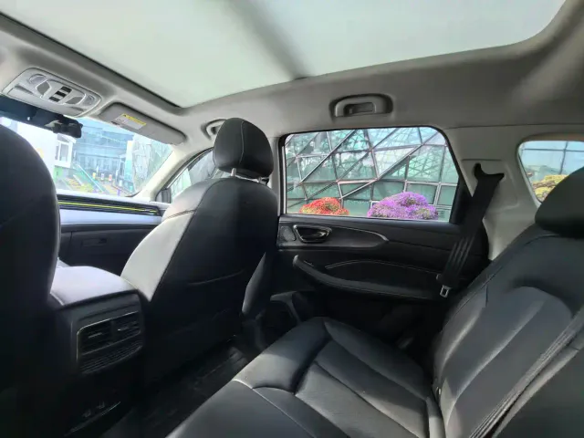 Roewe RX5 — Фото автомобиля 9