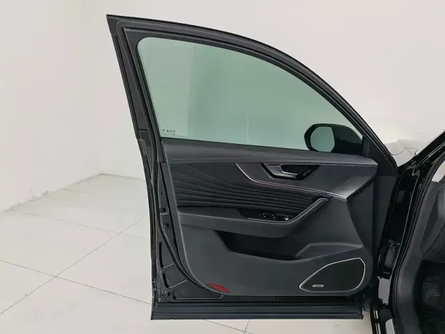 Hongqi Hongqi HS5 2023 2.0T 4WD Flag Leader Pro — Фото автомобиля 12